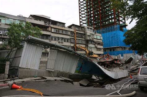 大直房屋嚴重傾斜|大直民宅恐怖下陷 路面傾斜「凹出超深大洞」！坍塌。